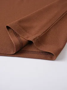 Detail eines braunen Herren-Poloshirts mit feinen Nähten und Piqué-Stoffstruktur