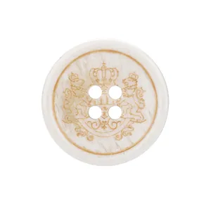 Hochwertiger Harnstoffknopf mit goldenem Kronenwappen, 4-Loch-Luxusdesign.