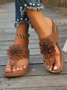 Retro Keilsandalen in Braun mit 3D-Blütenverzierung und bequemem Zehensteg Design