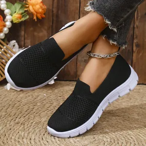 Vista detallada de la malla negra transpirable de estas cómodas zapatillas casuales para mujer