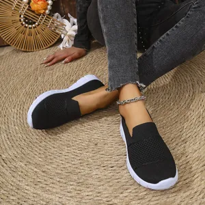 Zapatillas sin cordones de malla transpirable para mujer en un entorno de estilo.