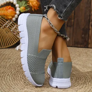 Vista detallada de mocasines sin cordones de malla gris transpirable para mujer en modelo