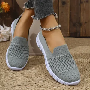 Primer plano de zapatos sin cordones de malla gris transpirable para mujer con suela