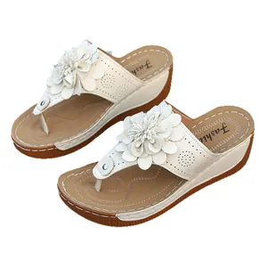Elegante weiße Keilabsatz-Flip-Flops für Damen mit dekorativen 3D-Blumendetails
