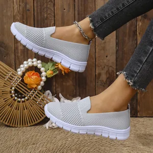 Detalle de perfil lateral de zapatos casuales de malla gris transpirable para mujer