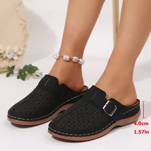 Mules noires à bout fermé pour femmes avec talon plateforme de 4 cm.