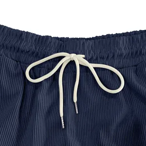 Dettaglio dell'elastico in vita con coulisse sui pantaloncini cargo in velluto a coste