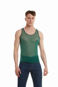 Vista frontale di una canotta da uomo verde trasparente glitterata aderente stile hip-hop