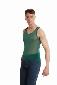 Primo piano del gilet sportivo trasparente scintillante verde da uomo