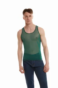 Dettaglio canotta uomo in rete verde brillante con vestibilità sportiva aderente