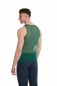 Vista posteriore dettagliata della canotta sportiva da uomo in mesh verde lucido