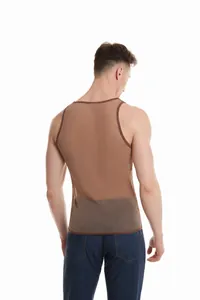 Vista posteriore di canotta sportiva da uomo in mesh marrone scintillante dalla linea slim