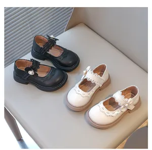 Chaussures de princesse Mary Jane pour filles avec bords en dentelle et boucle florale en perles.