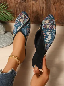 Detailansicht von Mules mit ethnischem Muster, Kreuzgurt-Design und strukturierter Sohle