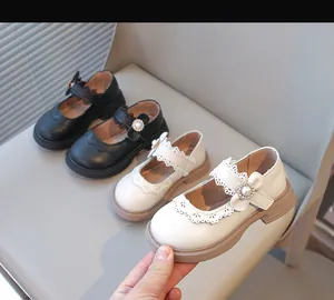 Chaussures Mary Jane élégantes pour filles avec lanière fleurie en perles et détails dentelle