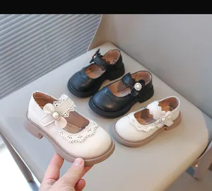 Détail de chaussures de princesse pour fille avec fleur de perle et bord dentelle