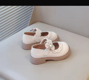 Détail de chaussures de princesse pour filles en crème avec dentelle et décoration perle