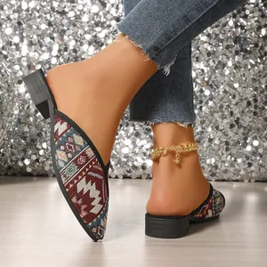 Detailansicht der Retro-Mules für Damen mit ethnischem Muster und flachem Absatz