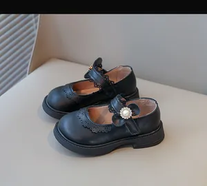 Vue détaillée de chaussures de princesse noires pour filles avec fleur et dentelle