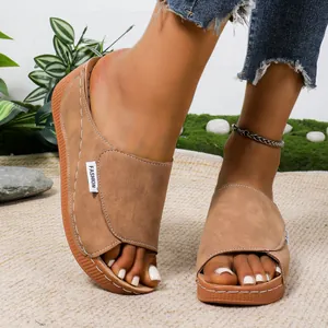 Detailopname van bruine plateauzolen met sleehak voor dames en een hip Fashion-labeltje