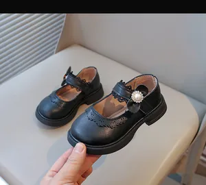 Vue détaillée de chaussures Mary Jane noires pour filles avec fleur perlée et dentelle