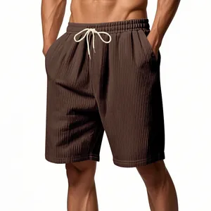 Detailansicht der braunen Cordshorts für Herren mit Kordelzug und strukturierter Optik.