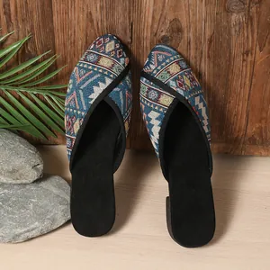 Boho-Mules mit gewebtem Muster, spitzer Zehenpartie und lebendigen ethnischen Motiven
