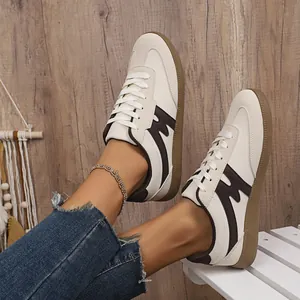 Stilvolle Damen-Sneaker im Bundeswehr-Stil in Creme und Braun mit robuster Gummisohle