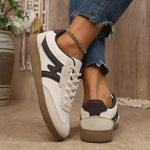 Stylische cremefarbene Damen-GAT-Sneaker mit braunen Akzenten und langlebiger Gummisohle