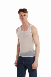 Dettaglio di canotta sportiva bianca trasparente e luccicante da uomo stile hip hop