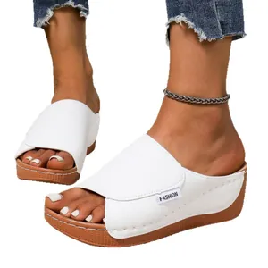 Stijlvolle witte dames sandalen met sleehak en plateau met open teen en brede band