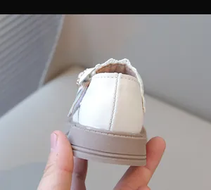 Gros plan détaillé montrant le talon et la texture des chaussures de princesse pour filles