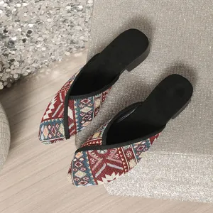 Detailansicht des ethnischen Musters auf den spitzen Mules-Schuhen