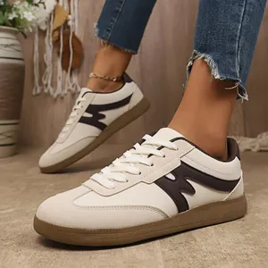 Klassische Vintage GAT Sneaker für Damen in Beige mit eleganten braunen Streifen für den Alltag
