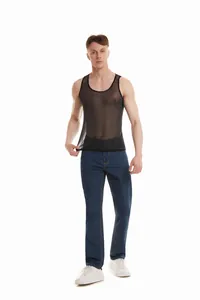 Dettaglio canotta uomo in rete glitterata nera trasparente per fitness e hip-hop