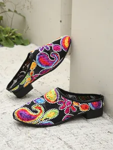 Lässige schwarze Mesh-Mules im Boho-Stil mit lebhafter bunter Stickerei und Blumenmustern