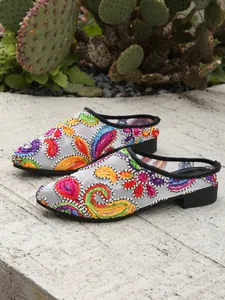 Detailansicht böhmisch farbenfroh bestickter Mesh-Mules mit Paisley-Blumenmustern