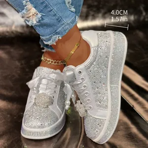Detailansicht weißer Strass-Plateau-Sneaker mit einer Sohlenhöhe von 4,0 cm/1,57 Zoll