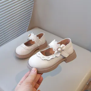 Chaussures de princesse blanches pour filles avec dentelle et fleur en perles pour enfants.