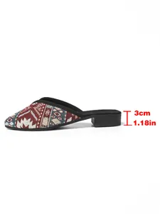 Detailansicht eines gemusterten Textil-Mules mit 3 cm flachem Blockabsatz-Maß.