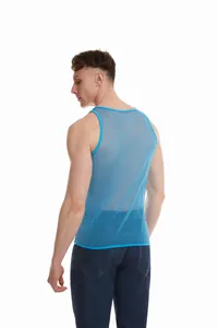 Vista posteriore della canotta da uomo in mesh blu brillante per il fitness