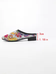 Seitenansicht der bunt bestickten Mesh-Mule mit Angabe der 3 cm Absatzhöhe