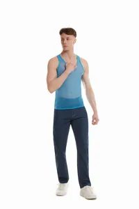Modello maschile con canotta blu glitterata trasparente e jeans scuri, vista intera