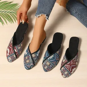 Stylische ethnische flache Mules für Damen mit spitzen Zehen und geometrischem Webmuster-Stil