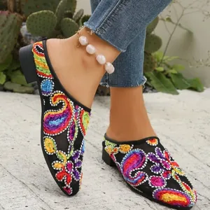 Schwarze Mesh-Mules für den Sommer mit bunter Paisley-Stickerei und flachem Blockabsatz