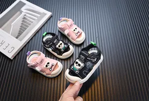 Detailansicht von Cartoon-Sandalen für Kleinkinder mit weichen Sohlen und Schutz