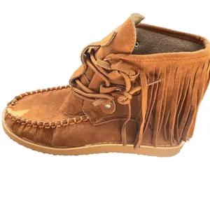Stilvolle braune Western-Stiefeletten aus Wildleder mit Fransen und Schnürung für Damen.