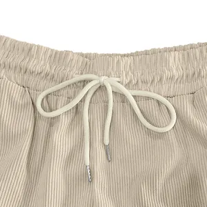 Dettaglio della vita elastica e della coulisse sui pantaloncini in velluto a coste