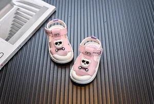 Detailansicht der rosa Kleinkindsandalen mit Bärenmotiv und einer weichen Gummisohle