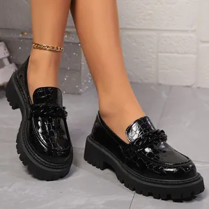Mocassins pour Femmes Style Britannique Motif Crocodile Semelle Épaisse Cuir Verni Noir Décoration Chaîne Bout Rond